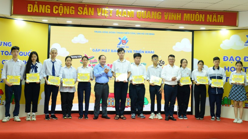 Các vị đại biểu trao học bổng đến học sinh, sinh viên vượt khó