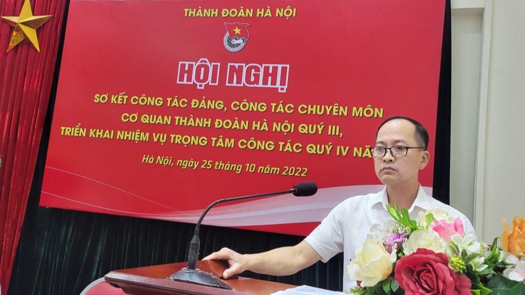 Phó Bí thư Đảng ủy Cơ quan Thành đoàn Hà Nội Nguyễn Đức Tuấn báo cáo sơ kết công tác Đảng quý III