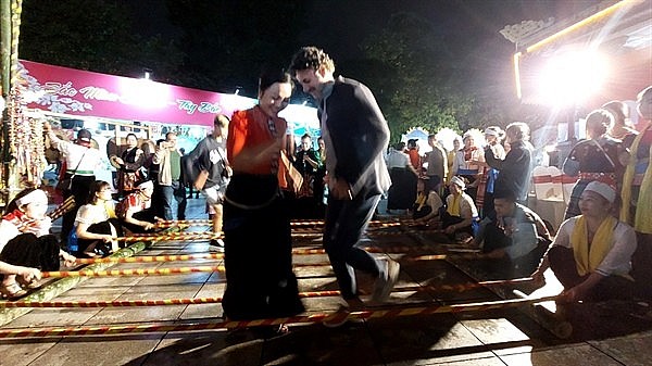 Du khách quốc tế nhảy điệu sạp trong khuôn khổ hội nghị xúc tiến du lịch Sơn La tại Hà Nội (ảnh Nam Giang)