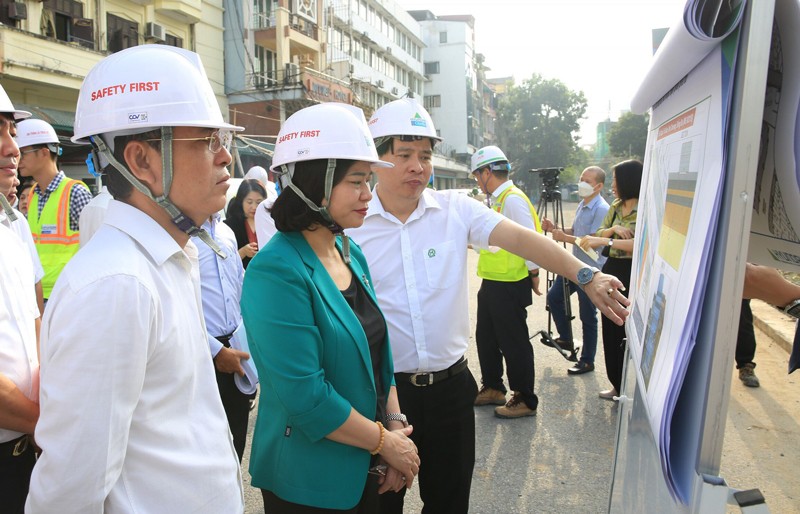 Phó Bí thư Thường trực Thành ủy Hà Nội Nguyễn Thị Tuyến kiểm tra sơ đồ, thiết kế ga S11, dự án tuyến đường sắt đô thị, đoạn Nhổn - Ga Hà Nội.