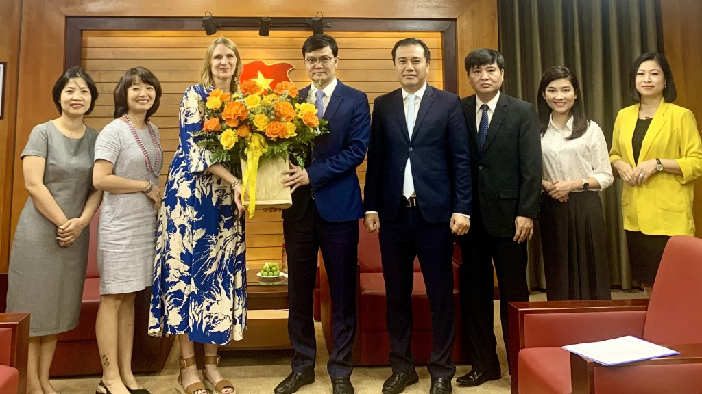 Bà Donna Gowan tặng hoa chúc mừng đồng chí Bùi Quang Huy nhận nhiệm vụ Bí thư thứ nhất Trung ương Đoàn TNCS Hồ Chí Minh