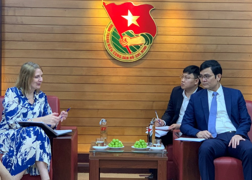 Bà Donna Gowan, Giám đốc Hội đồng Anh tại Việt Nam trao đổi với Bí thư thứ nhất T.Ư Đoàn Bùi Quang Huy