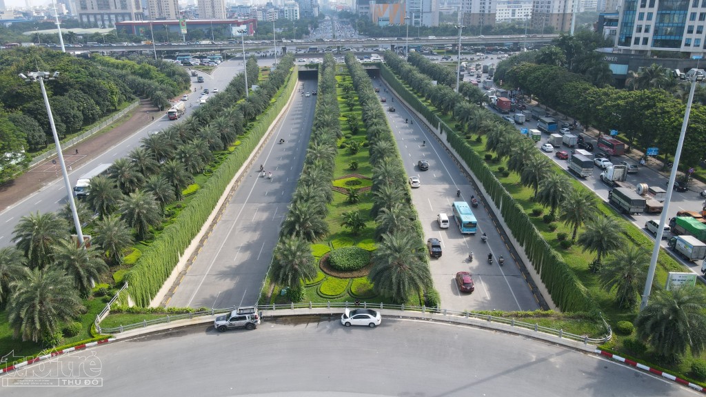 Toàn cảnh các lối dẫn xuống hầm chui vành đai 3 nhìn từ trên cao đều được phủ cây xanh và mang vẻ đẹp hiện đại của Hà Nội.