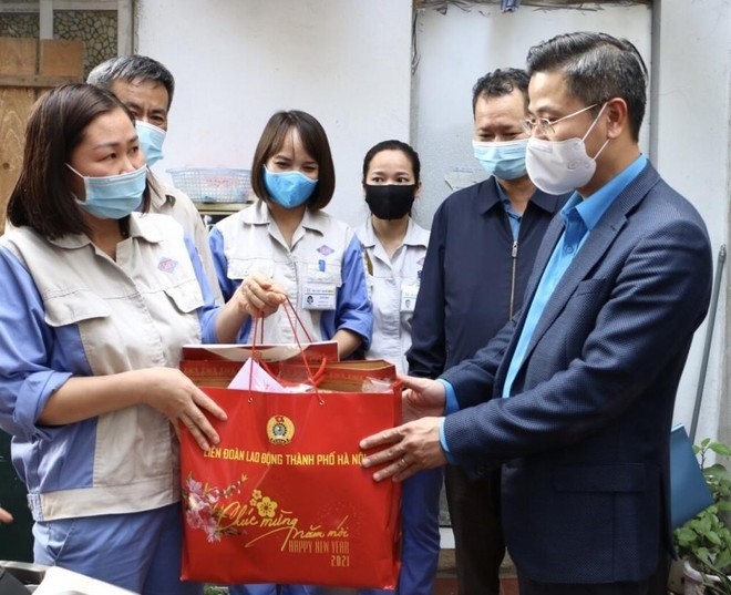 Lãnh đạo Liên đoàn Lao động Thành phố Hà Nội tặng quà Tết công nhân lao động khu nhà trọ Tết năm 2021.