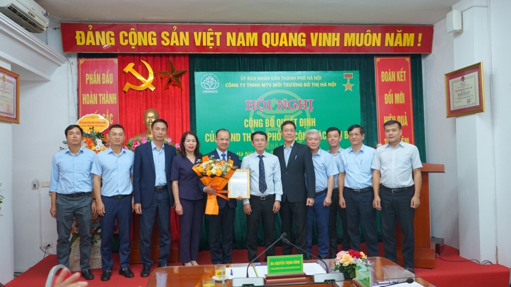 Phó Chủ tịch UBND TP Hà Nội Nguyễn Trọng Đông chúc mừng bộ máy lãnh đạo mới của URENCO
