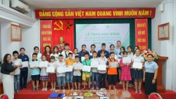 trao hoc bong cho 40 hoc sinh sinh vien con em cong nhan moi truong