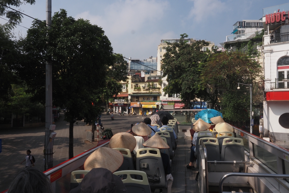 Nón lá Việt Nam đồng hành với du khách trong hành trình tham quan các di tích, di sản nổi tiếng của Hà Nội