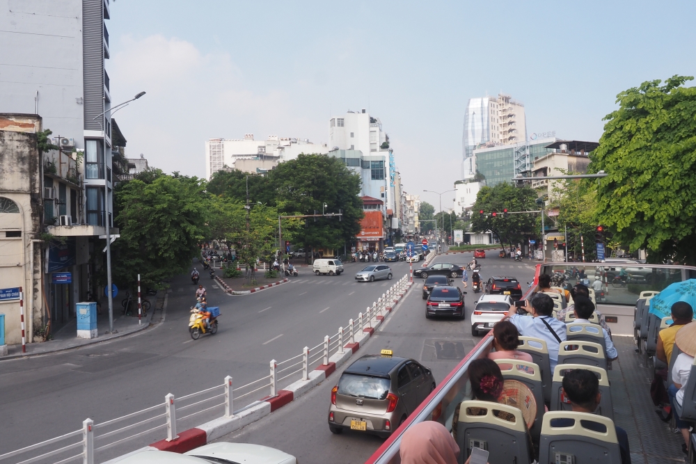 [Chùm ảnh]: Hà Nội yên bình nhìn từ trên xe buýt hai tầng