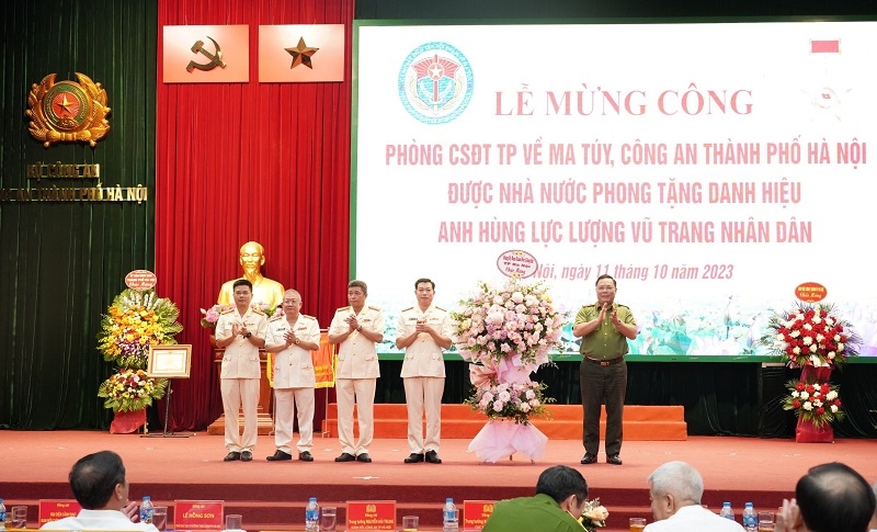 Trung tướng Nguyễn Hải Trung, Giám đốc Công an TP, tặng hoa chúc mừng