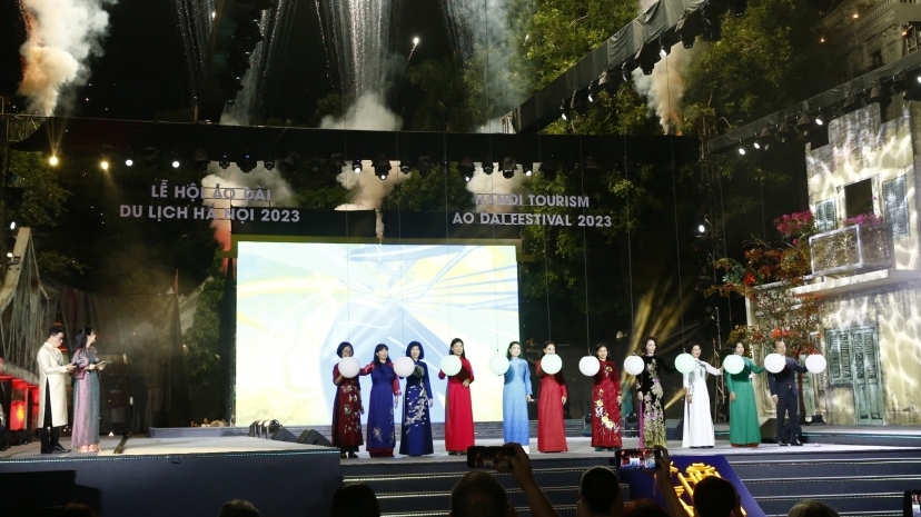 Hàng trăm áo dài Việt - Kết nối du lịch Hà Nội