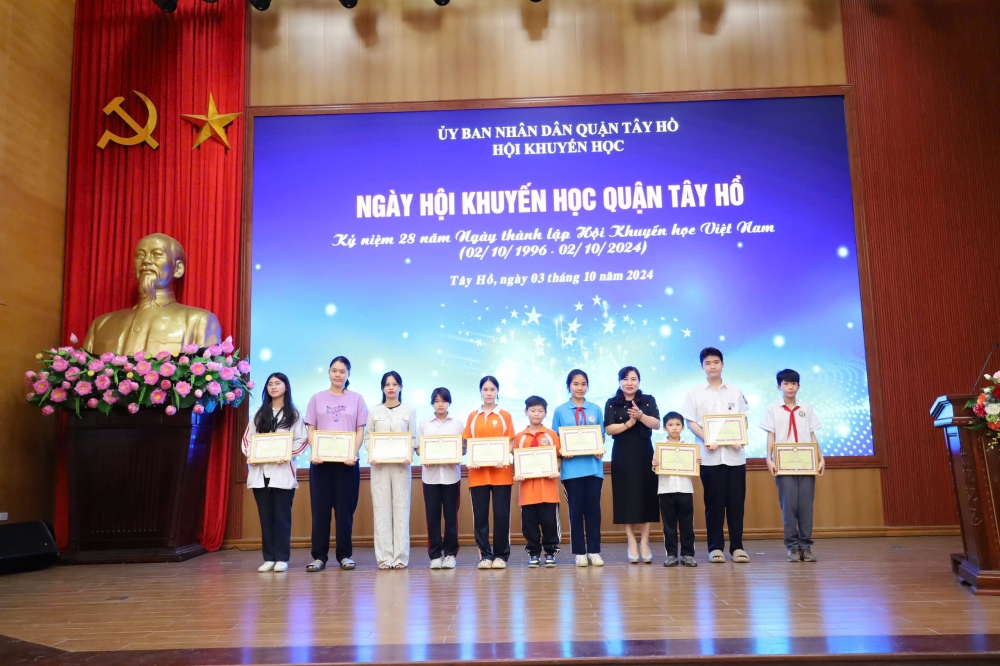 Đây là các học sinh có thành tích cao trong học tập, truyền cảm hứng về văn hoá đọc trong học sinh, sinh viên