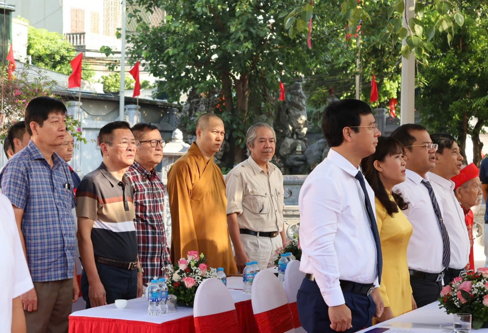 Quận Hoàng Mai: Gắn biển công trình “Tu bổ tôn tạo di tích Đình, Đền Đông Thiên”