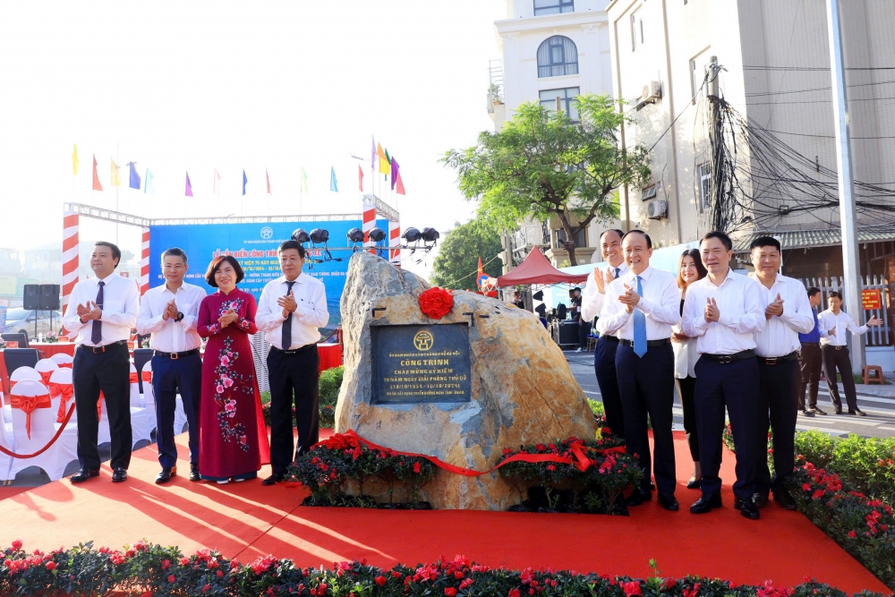 Gắn biển công trình cầu vượt tại nút giao An Dương - đường Thanh Niên