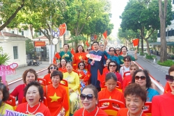 700 phu nu lung linh trong ao dai trai nghiem du lich ha noi bang xe buyt 2 tang