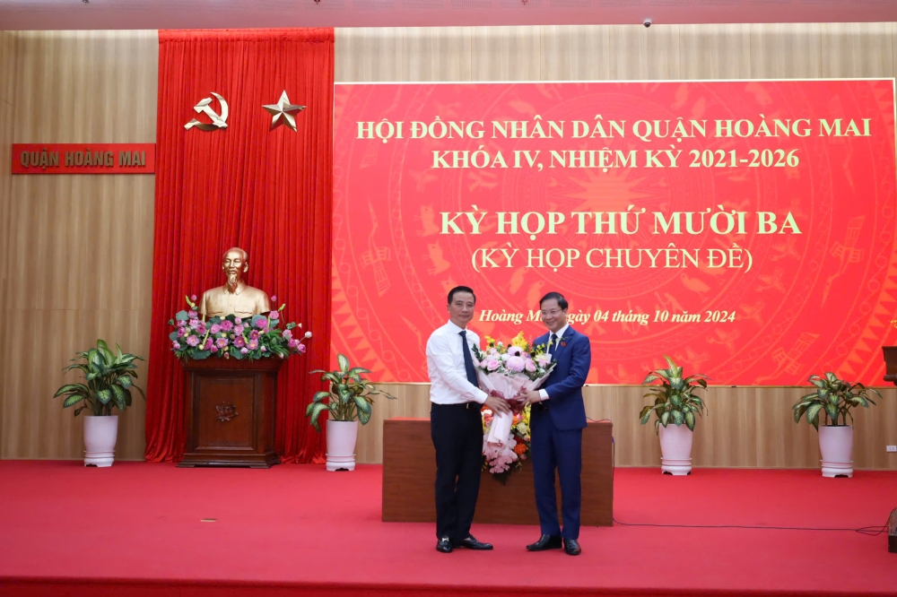 Bí thư Quận uỷ Hoàng Mai tặng hoa chúc mừng tân Chủ tịch HĐND quận