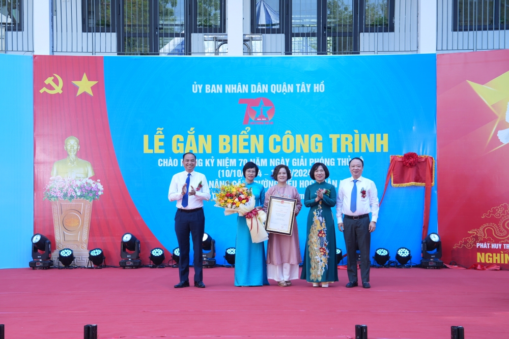 Lãnh đạo quận Tây Hồ trao giấy chứng nhận công trình chào mừng 70 năm Ngày Giải phóng Thủ đô cho Trường Tiểu học Xuân La