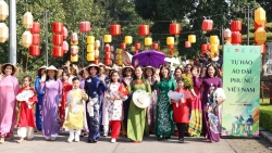 phu nu thu do rang ro trong carnaval ao dai