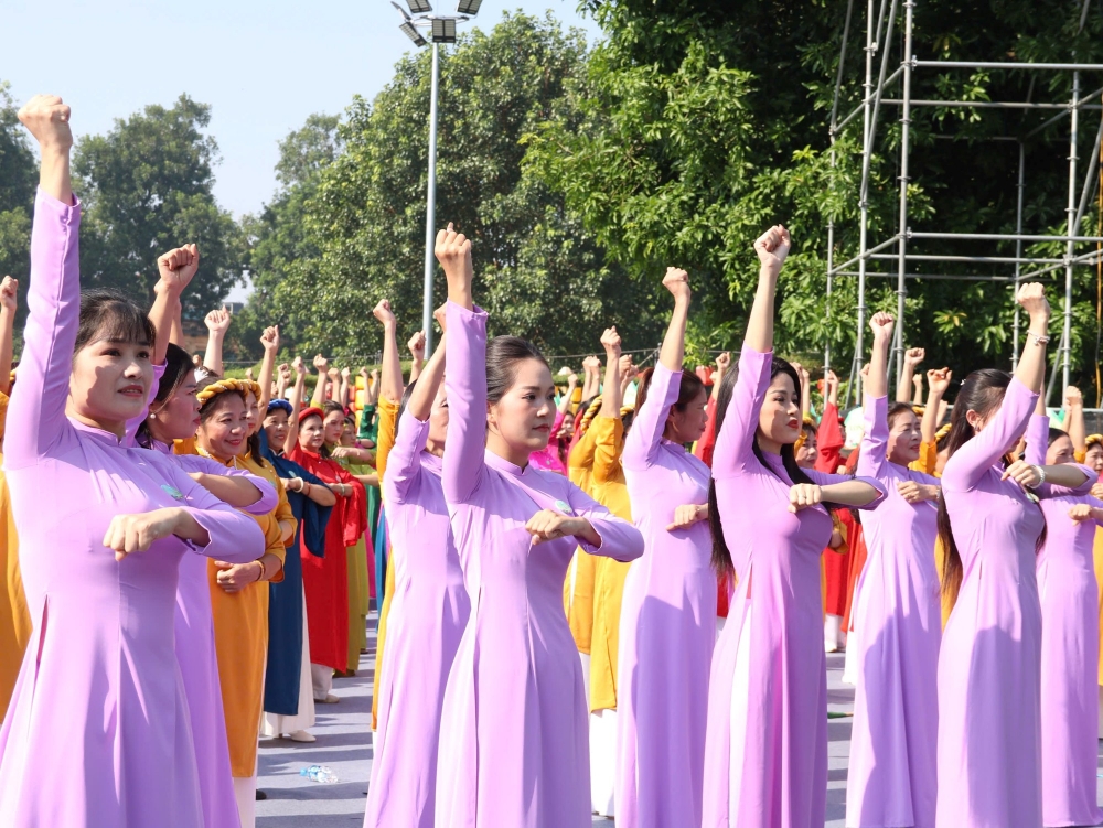 Cán bộ, hội viên phụ nữ tham gia Carnaval Áo dài “Phụ nữ Thủ đô hội nhập và phát triển”