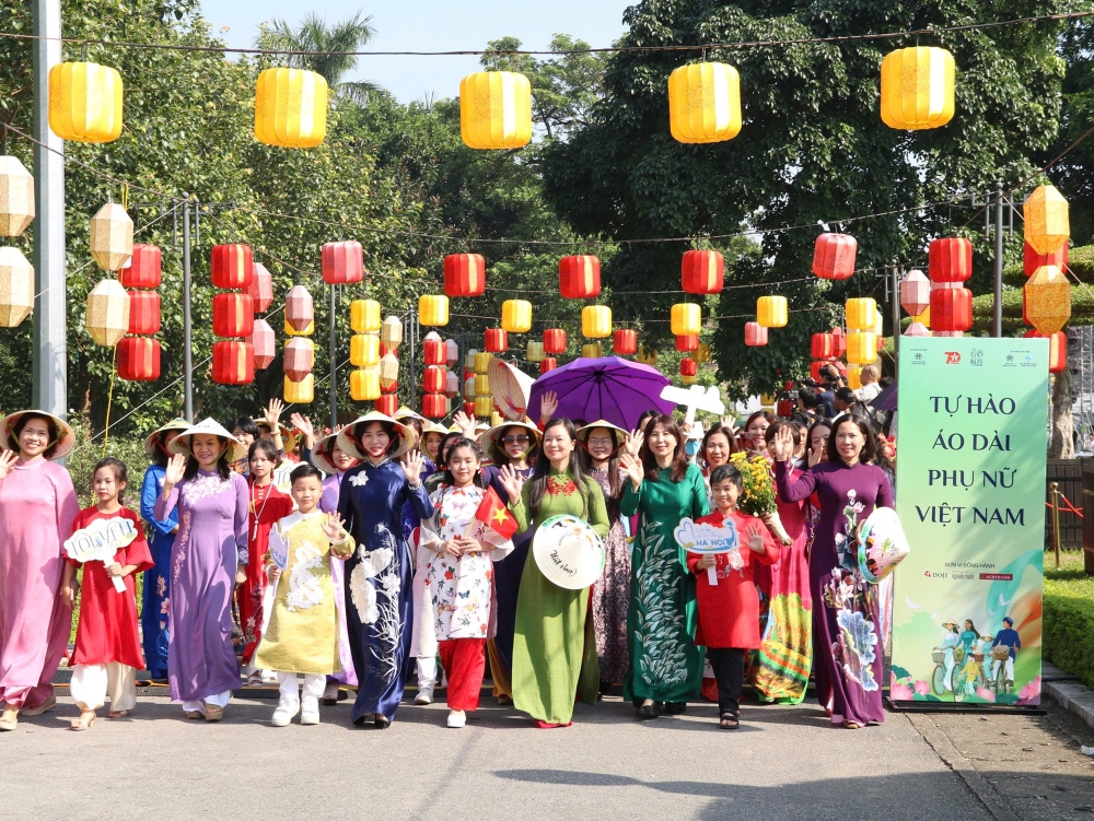 Cán bộ, hội viên phụ nữ tham gia Carnaval Áo dài “Phụ nữ Thủ đô hội nhập và phát triển”