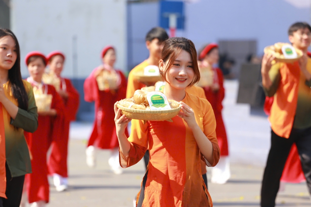 Bạn trẻ giới thiệu đặc sản làng nghề truyền thống của Hà Nội trên sân khấu thực cảnh tại Ngày hội văn hoá vì hoà bình Bạn trẻ giới thiệu đặc sản làng nghề truyền thống của Hà Nội trên sân khấu thực cảnh tại Ngày hội văn hoá vì hoà bình