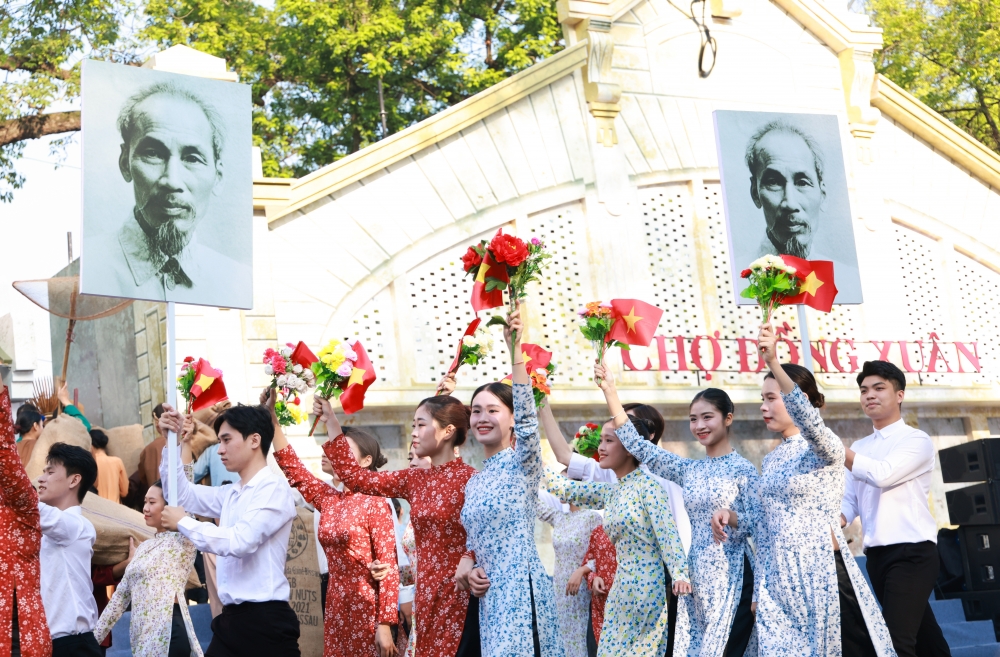 Thiếu nữ Hà Thành tươi xinh trong tà áo dài