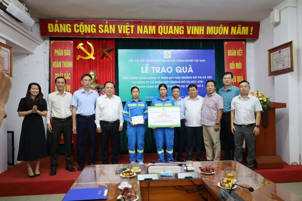 Trao quà hỗ trợ cho hàng trăm công nhân môi trường bị ảnh hưởng bão Yagi