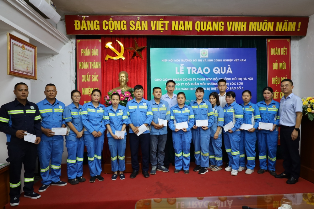 Trao quà hỗ trợ cho hàng trăm công nhân môi trường bị ảnh hưởng bão Yagi