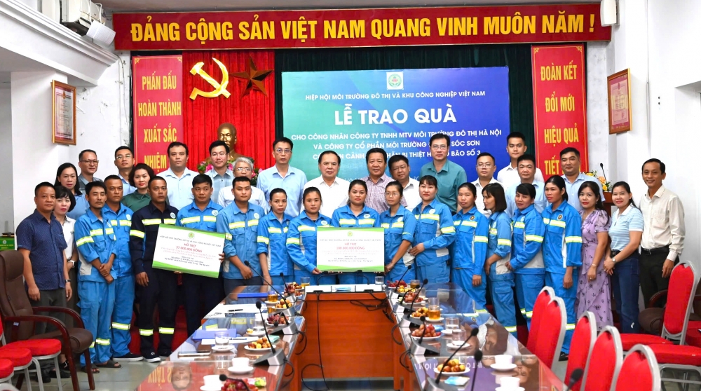 Trao quà hỗ trợ cho hàng trăm công nhân môi trường bị ảnh hưởng bão Yagi