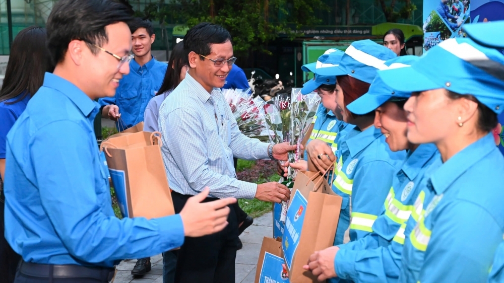 “Hoa về trên phố” - món quà cho nữ công nhân môi trường