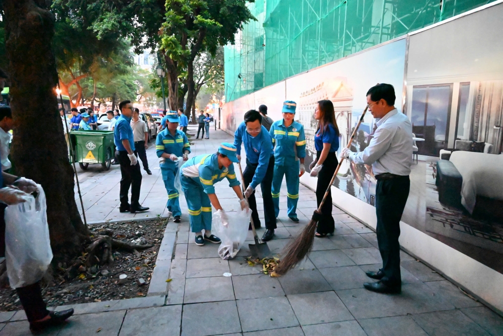 Sau phần trao quà, các đại biểu và đoàn viên, thanh niên đã di chuyển đến khu vực làm việc của các nữ công nhân, trực tiếp tham gia công việc vệ sinh, cùng nhau lan tỏa thông điệp bảo vệ môi trường và gắn kết cộng đồng.