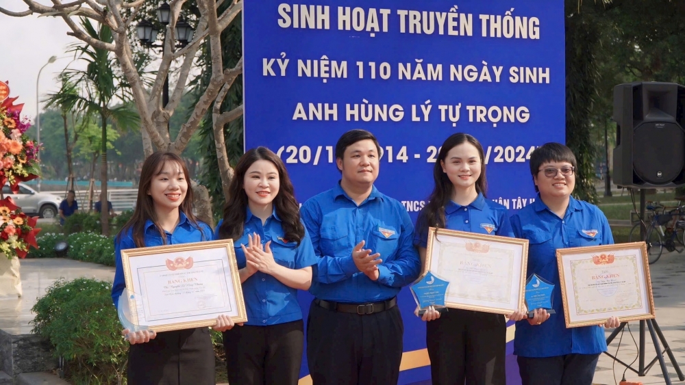 Trưởng ban Tuyên giáo Trung ương Đoàn Nguyễn Thái An và Bí thư Thành đoàn Hà Nội Chu Hồng Minh trao Giải thưởng Thanh niên sống đẹp cho các thanh niên tiêu biểu của quận. Ảnh: Bảo Lâm