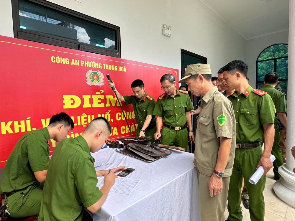 Công an quận Cầu Giấy tiên phong triển khai "đổi vũ khí lấy bình chữa cháy"