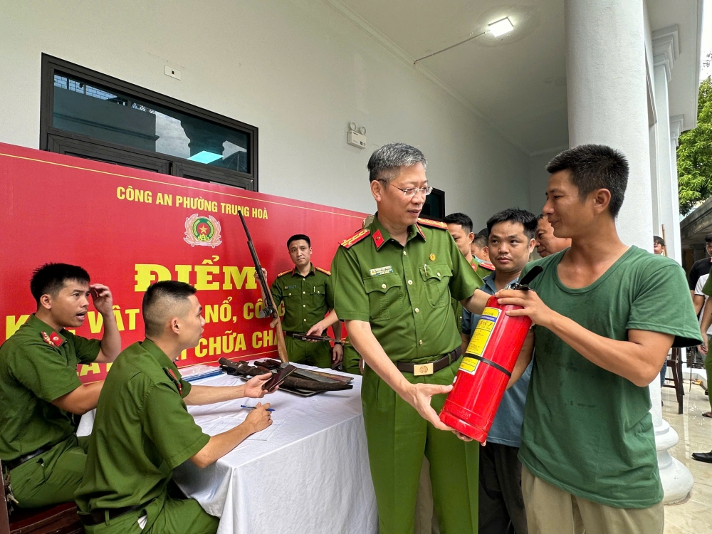 Công an quận Cầu Giấy tiên phong triển khai "đổi vũ khí lấy bình chữa cháy"