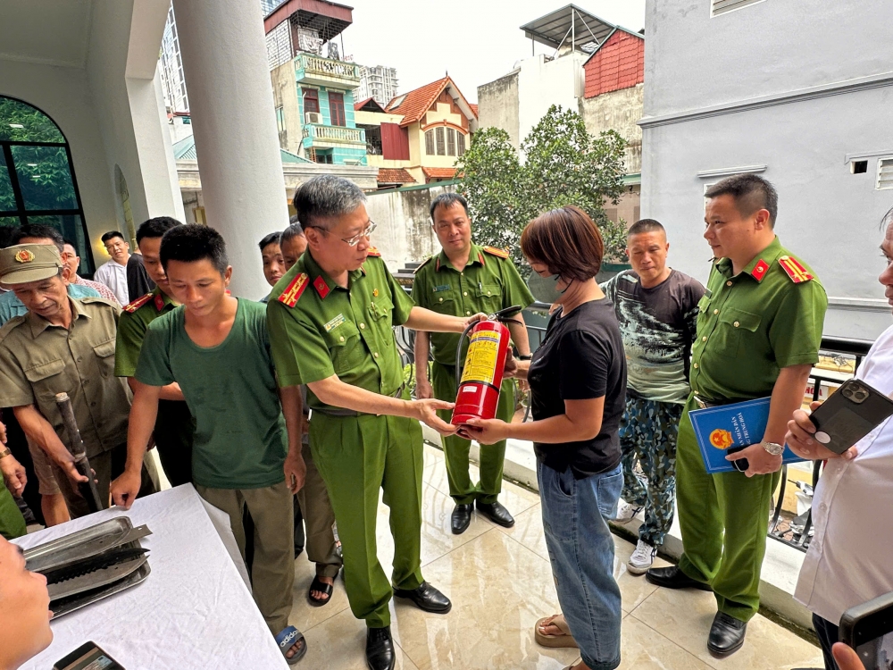 Công an quận Cầu Giấy tiên phong triển khai "đổi vũ khí lấy bình chữa cháy"