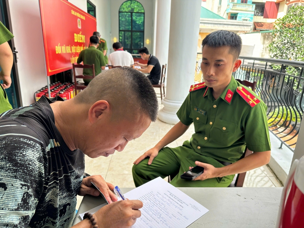 Công an quận Cầu Giấy tiên phong triển khai "đổi vũ khí lấy bình chữa cháy"