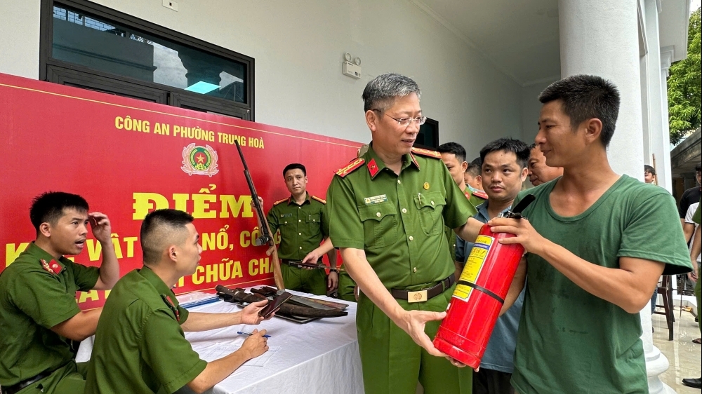 Công an quận Cầu Giấy tiên phong triển khai "đổi vũ khí lấy bình chữa cháy"