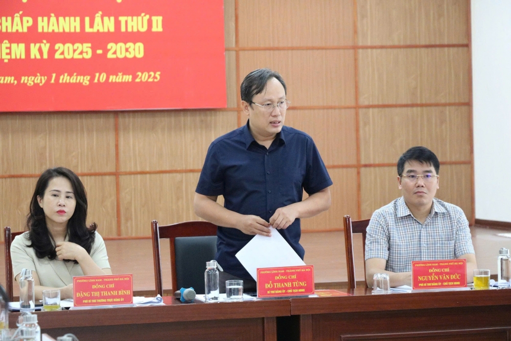 Đồng chí Đỗ Thanh Tùng, Bí thư Đảng uỷ, Chủ tịch HĐND phường điều hành thảo luận