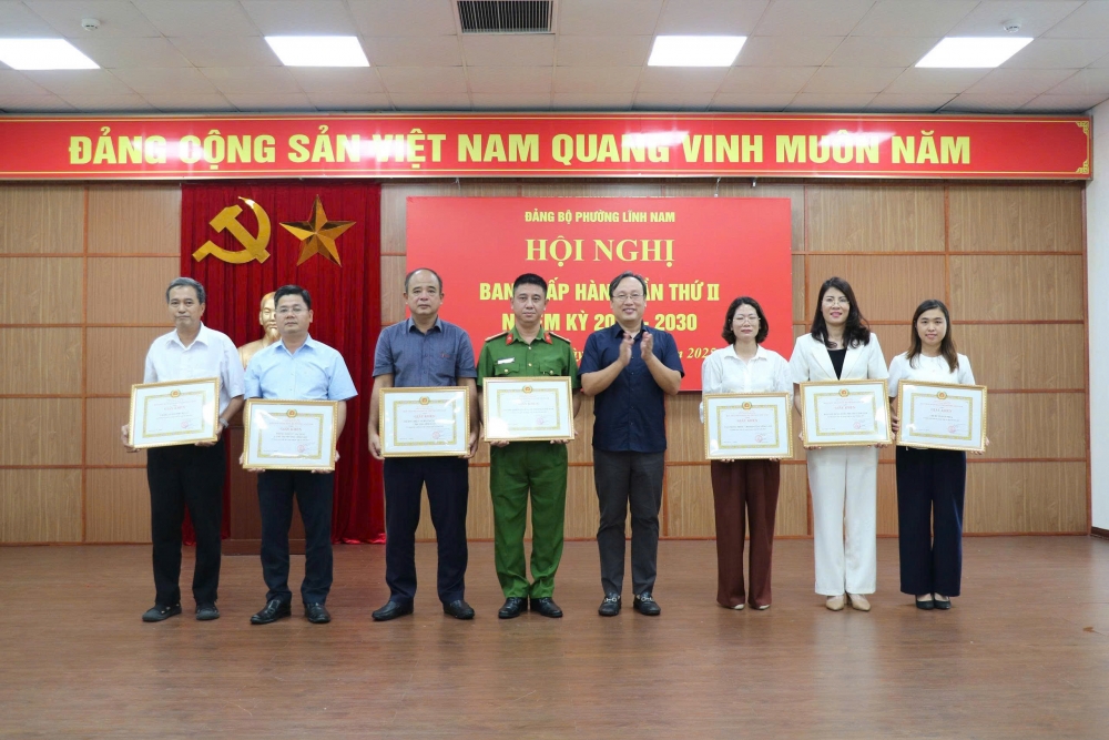 Lãnh đạo phường tặng giấy khen cho các cá nhân có thành tích