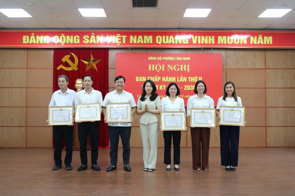 Đồng chí Đặng Thị Thanh Bình, Phó Bí thư Thường trực Đảng uỷ phường tặng giấy khen cho các cá nhân