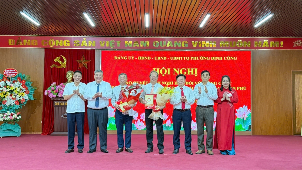 Phường Định Công trao quyết định nghỉ hưu theo Nghị định 178 Phường Định Công trao quyết định nghỉ hưu theo Nghị định 178