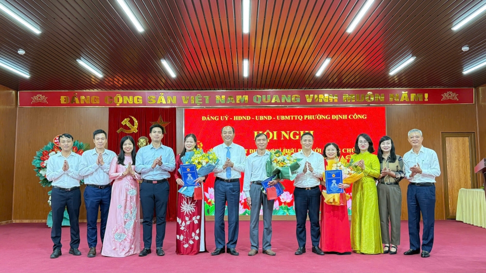 Phường Định Công trao quyết định nghỉ hưu theo Nghị định 178 Phường Định Công trao quyết định nghỉ hưu theo Nghị định 178