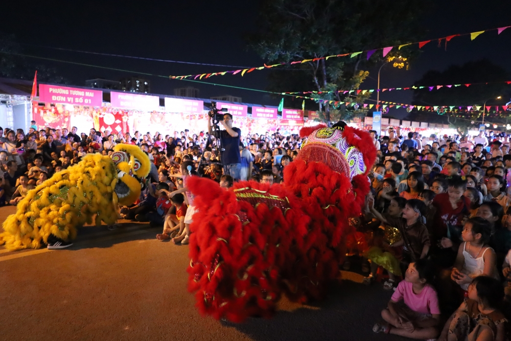 Các bạn nhỏ hào hứng với tiết mục múa Lân - một nét đặc trung mỗi dịp Tết Trung thu