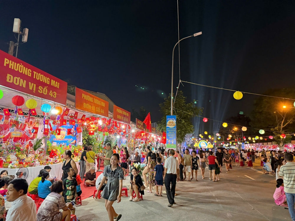 Hai bên đường bên cạnh công viên Hồ Đền Lừ rực sáng bởi các gian trưng bày mâm cỗ trung thu của các tổ dân phố