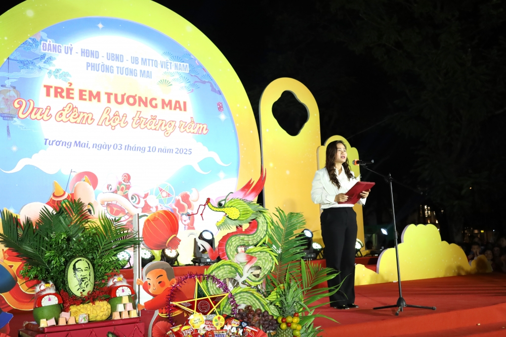 Bà Đào Thị Thu Hằng, Phó Bí thư Đảng uỷ, Chủ tịch UBND phường Tương Mai phát biểu khai mạc chương trình