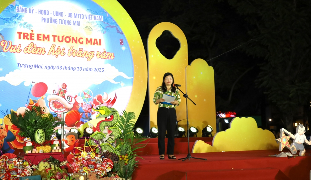 Bà Nguyễn Hải Linh, Phó Chủ tịch UBND phường đọc thư chúc Tết Trung thu của Chủ tịch nước gửi các cháu thiếu nhi