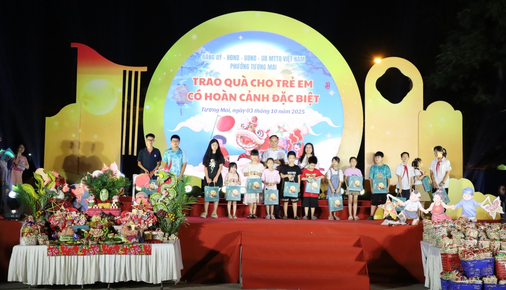 Bí thư Đảng uỷ, Chủ tịch HĐND phường Võ Xuân Trọng; Phó BÍ thư Đảng uỷ, Chủ tịch UBND phường Đào Thị Thu Hằng tặng quà cho trẻ có hoàn cảnh khó khăn