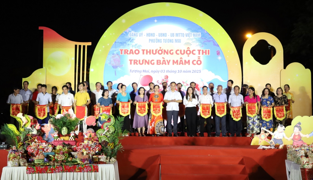 Lãnh đạo phường trao cờ lưu niệm cho 72 tổ dân phố tham gia trưng bày mâm cỗ