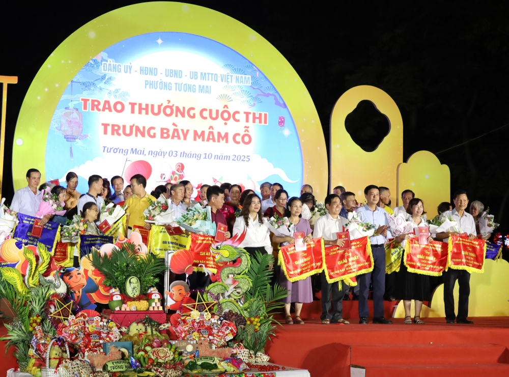 Chủ tịch UBND phường trao giải cho các tổ dân phố đoạt giải Nhất