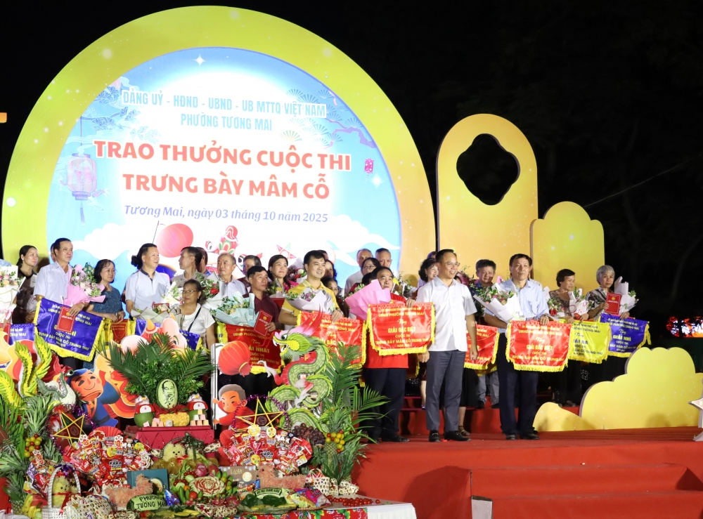 Bí thư Đảng uỷ phường trao 3 giải đặc biệt cho các tổ dân phố có mâm cỗ đẹp