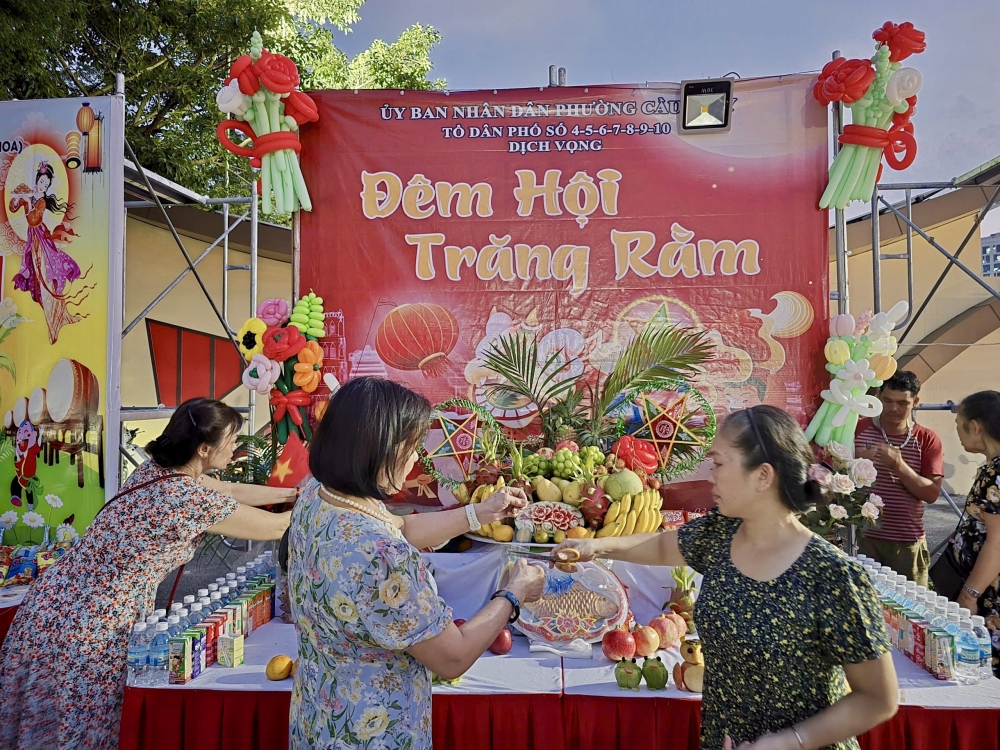Đêm Trăng rằm gắn kết yêu thương ở Cầu Giấy